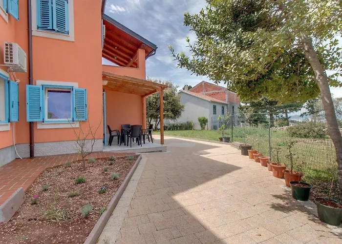 Casper Mit Terrasse- Garten Und Grill By Interhome וולי לוסיניי